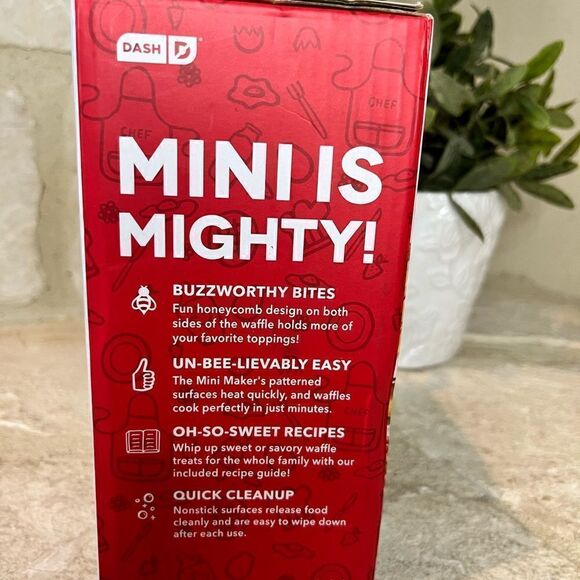 Dash Mini 4" Waffle Maker Non Stick 350 Watts bee yellow honeycomb - Picture 4 of 4